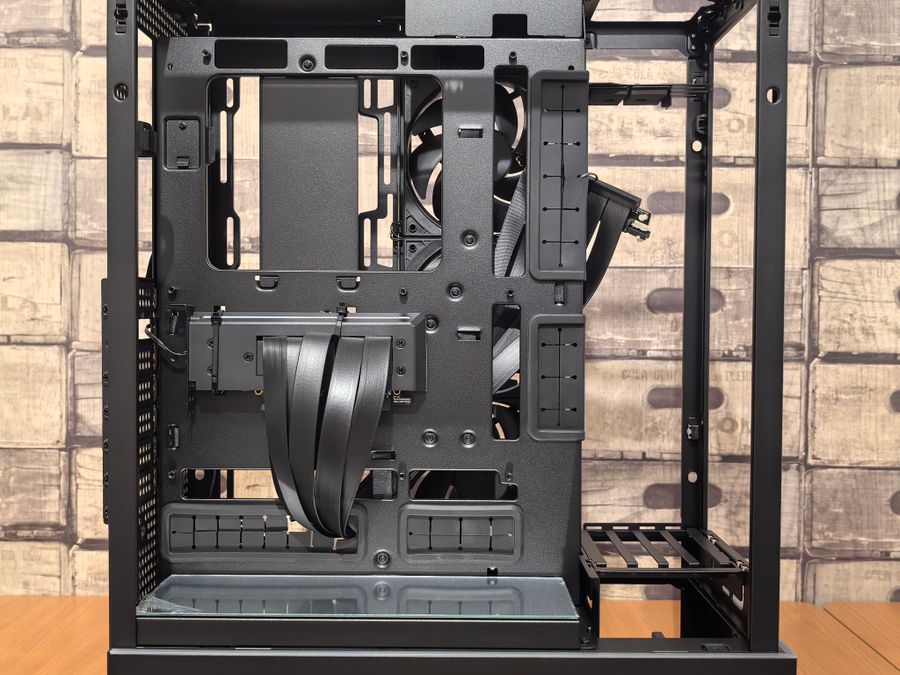 Interior de un computador de escritorio abierto