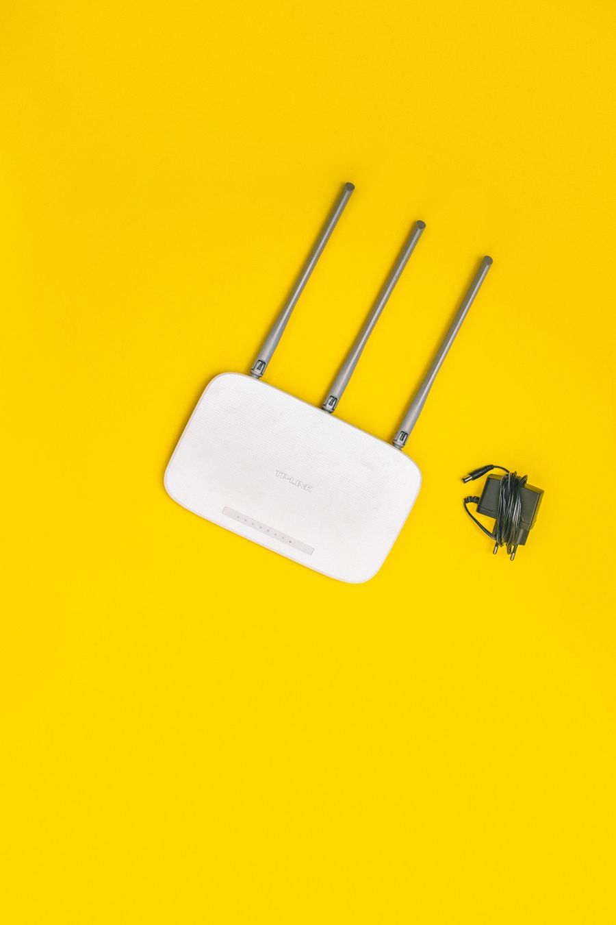 Router WiFi sobre fondo amarillo